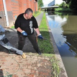 Geoff Saysum and Alan Evans, who are using magnets to recover metal objects from the Worcester-Birmingham Canal in Worcester. Pic Jonathan Barry 13.8.18