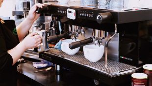 Kaffeeautomat reparieren – Diese Tricks helfen dabei